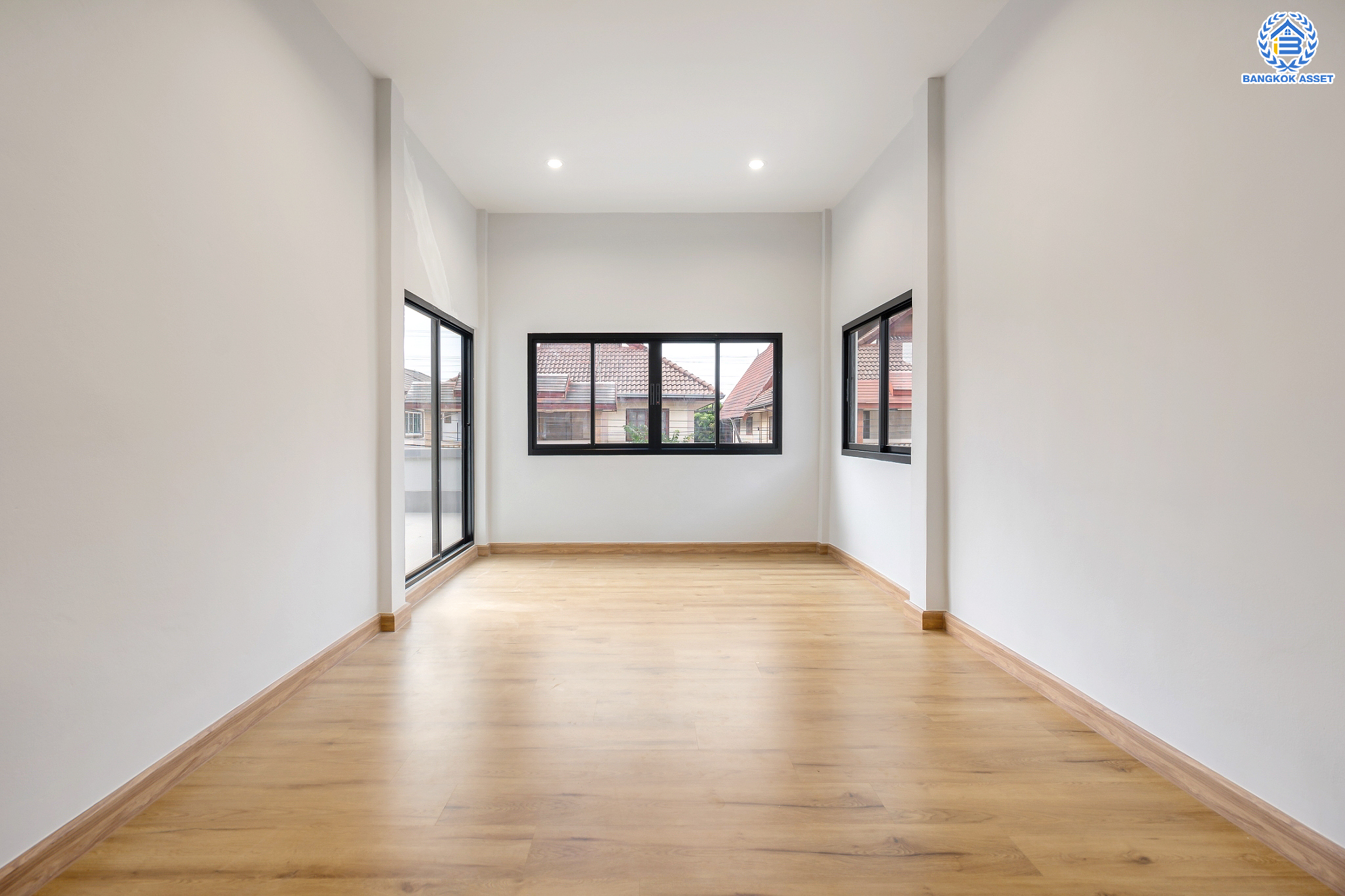 บ้านมือสองตกแต่งใหม่ ม.บูรพา12 ดอนเมือง บ้านเดี่ยว เนื้อที่ 50 ตร.ว. ฟังก์ชัน 4 ห้องนอน 2 ห้องน้ำ จอดรถได้ 2 คัน บนทำเลดีที่สุด ใกล้สนามบินดอนเมือง ทางด่วน "ศรีสมาน" และรถไฟฟ้าสายสีแดง "สถานีดอนเมือง"